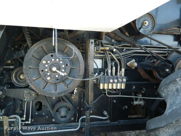 image for item DF4685 2004 Gleaner R75  RWA combine