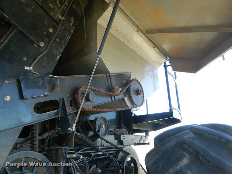 image for item DF4685 2004 Gleaner R75  RWA combine