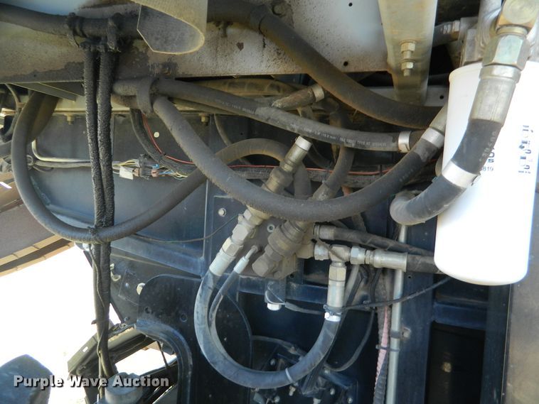 image for item DF4685 2004 Gleaner R75  RWA combine