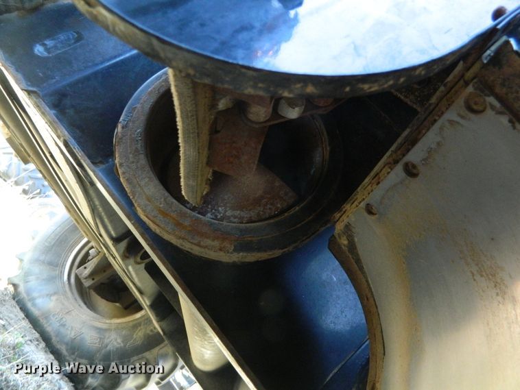 image for item DF4685 2004 Gleaner R75  RWA combine