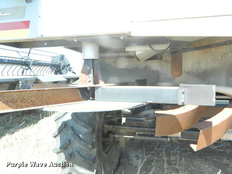 image for item DF4685 2004 Gleaner R75  RWA combine