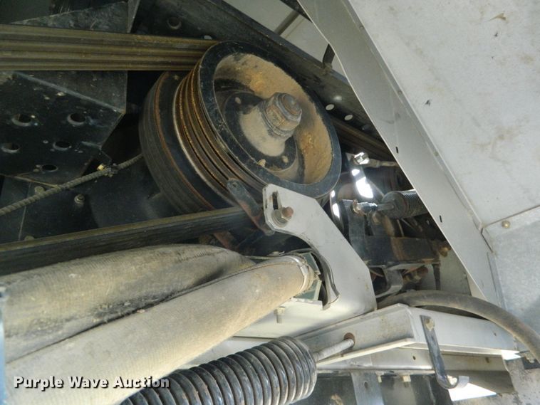 image for item DF4685 2004 Gleaner R75  RWA combine