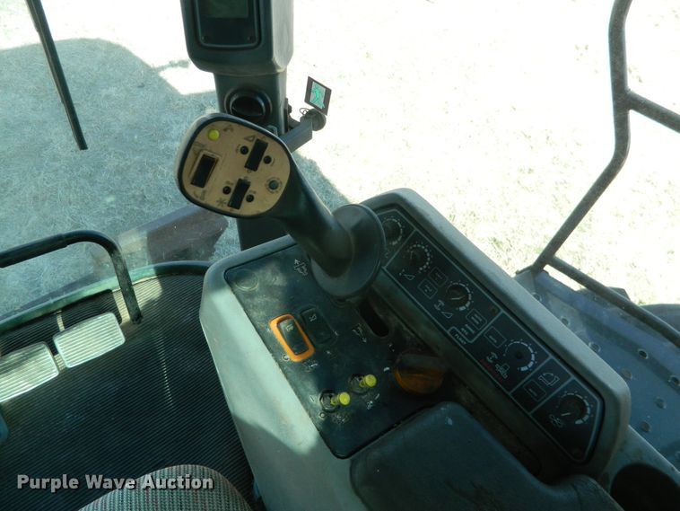 image for item DF4685 2004 Gleaner R75  RWA combine