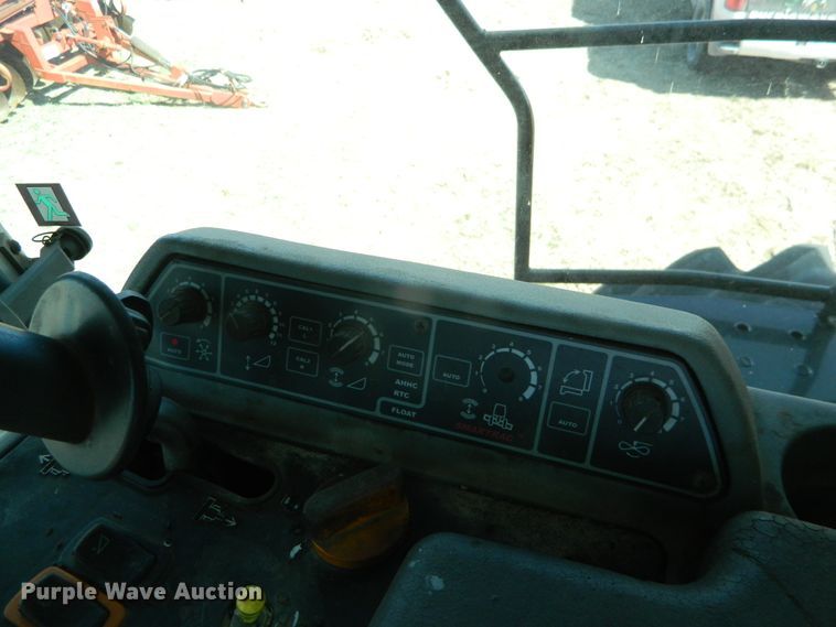 image for item DF4685 2004 Gleaner R75  RWA combine