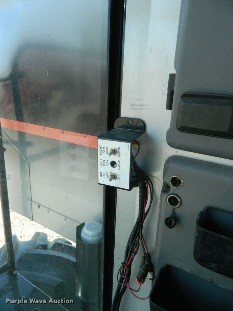 image for item DF4685 2004 Gleaner R75  RWA combine