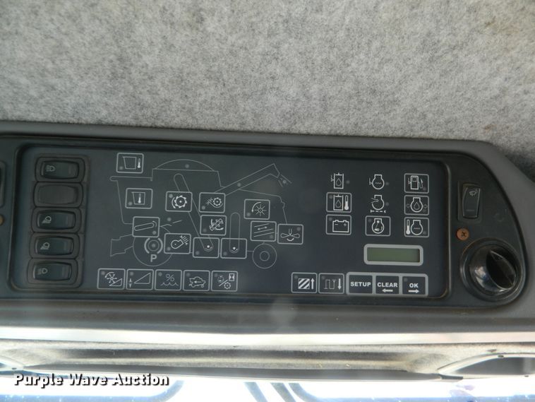 image for item DF4685 2004 Gleaner R75  RWA combine