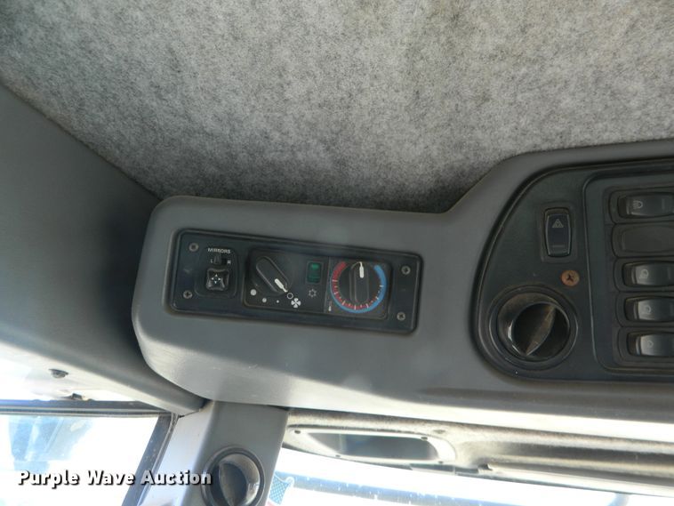 image for item DF4685 2004 Gleaner R75  RWA combine