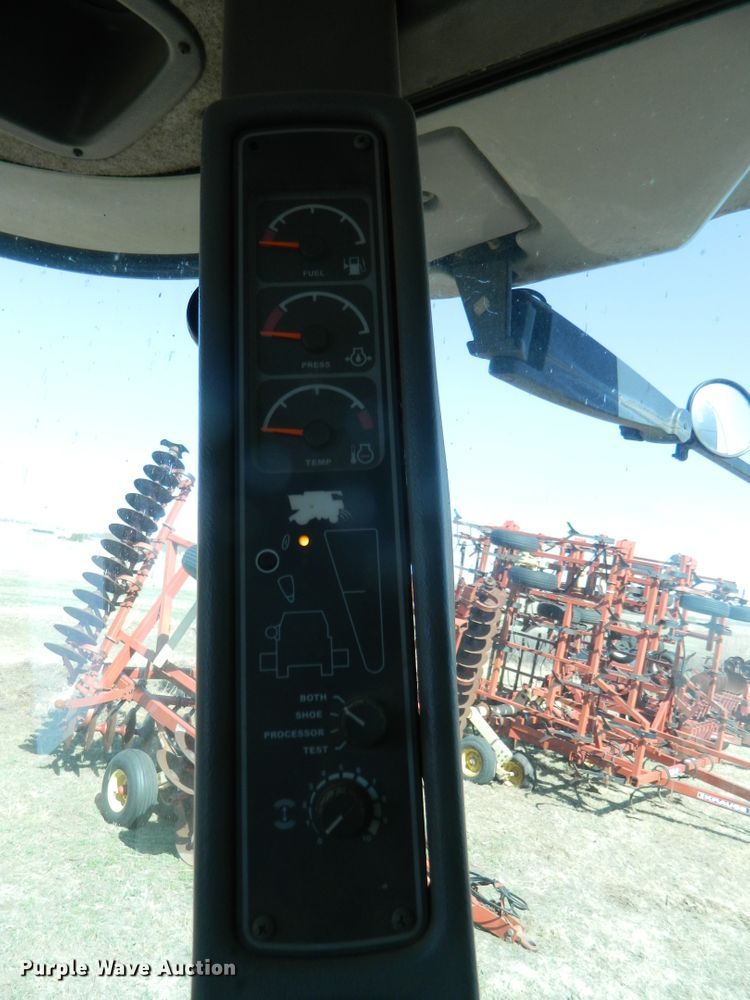 image for item DF4685 2004 Gleaner R75  RWA combine