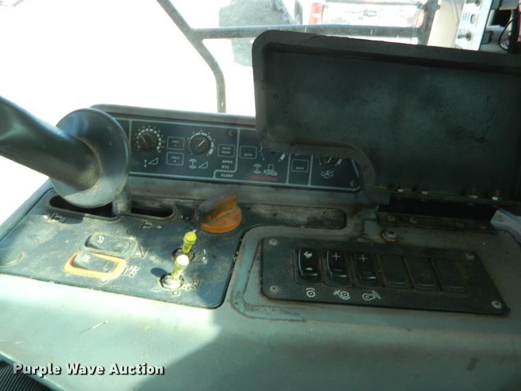 image for item DF4685 2004 Gleaner R75  RWA combine