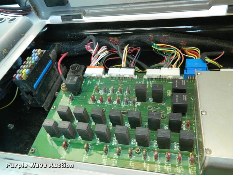 image for item DF4685 2004 Gleaner R75  RWA combine