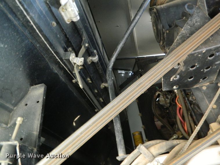 image for item DF4685 2004 Gleaner R75  RWA combine