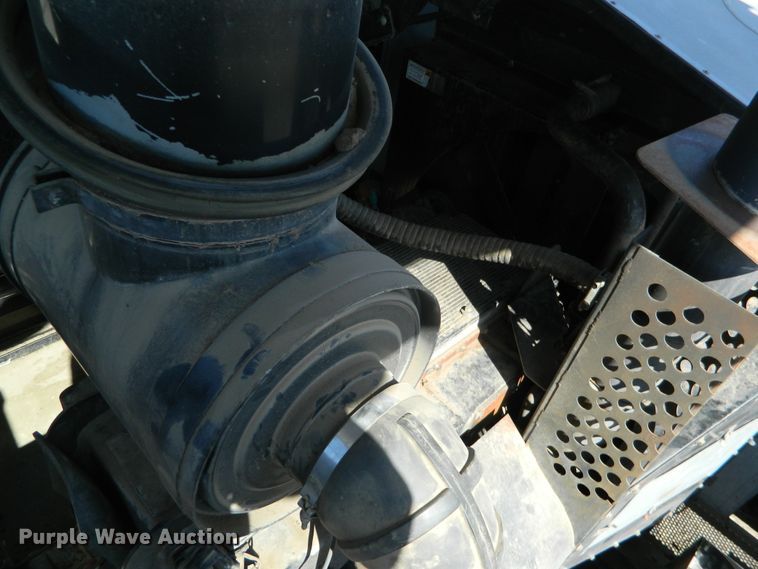 image for item DF4685 2004 Gleaner R75  RWA combine