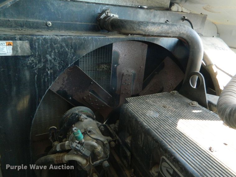 image for item DF4685 2004 Gleaner R75  RWA combine