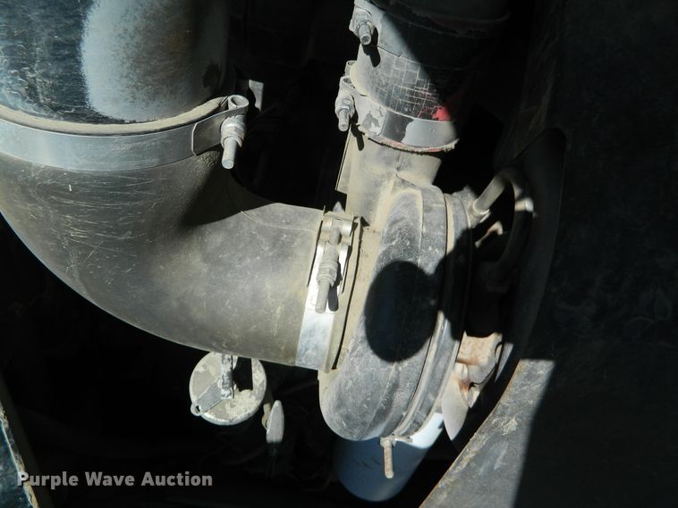 image for item DF4685 2004 Gleaner R75  RWA combine