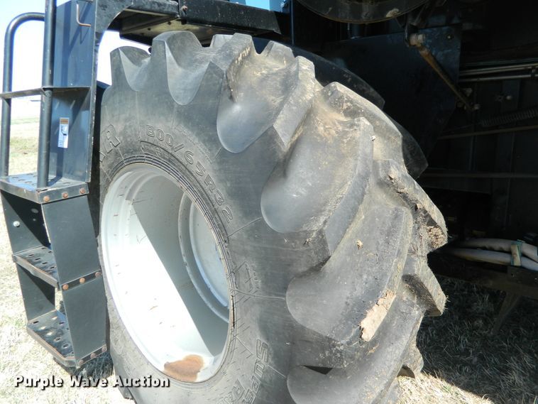 image for item DF4685 2004 Gleaner R75  RWA combine