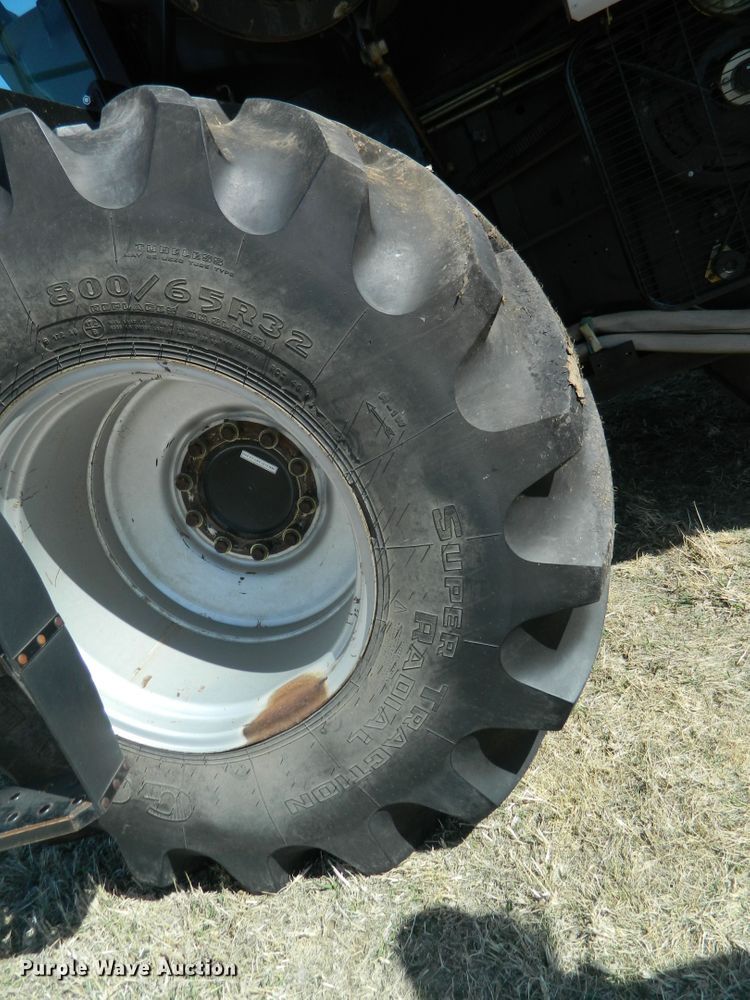 image for item DF4685 2004 Gleaner R75  RWA combine