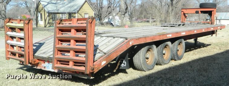 image for item DF4688 1993 Donahue 812-28 equipment trailer