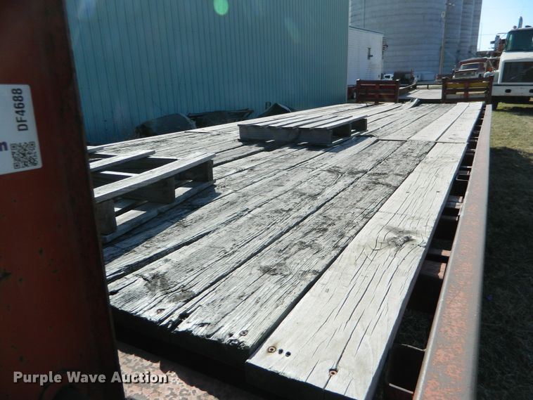 image for item DF4688 1993 Donahue 812-28 equipment trailer