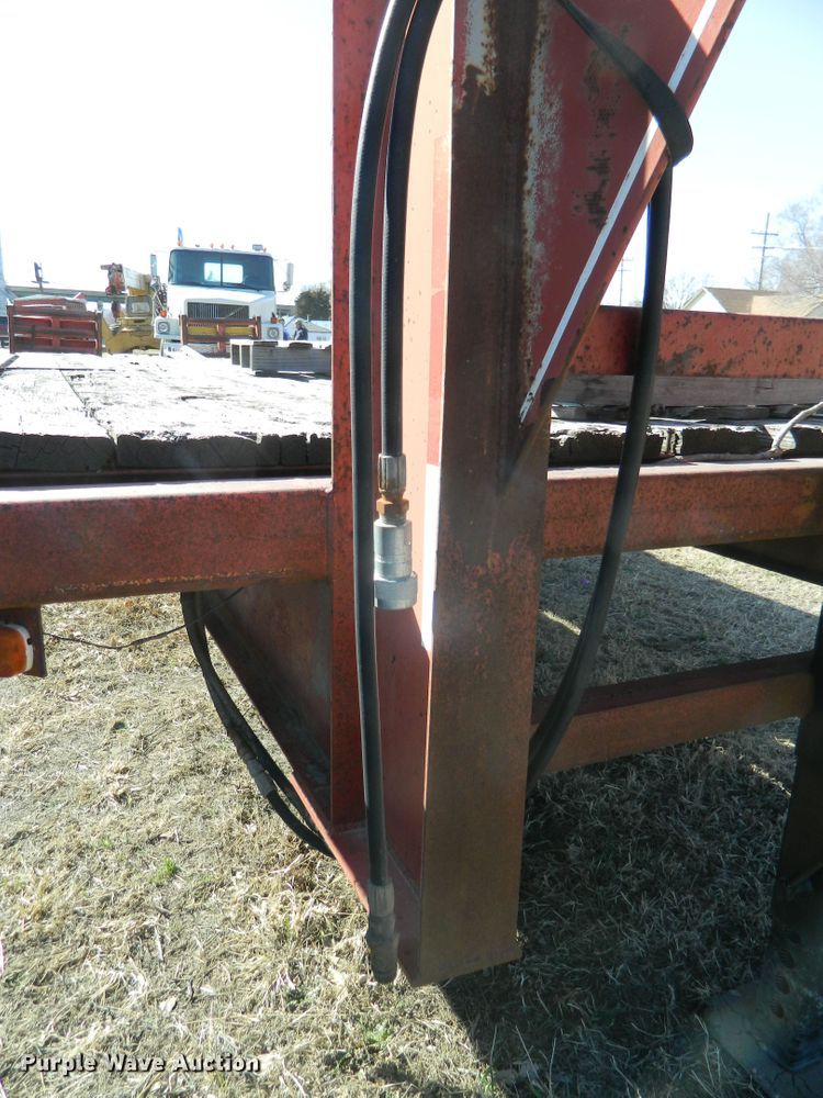 image for item DF4688 1993 Donahue 812-28 equipment trailer