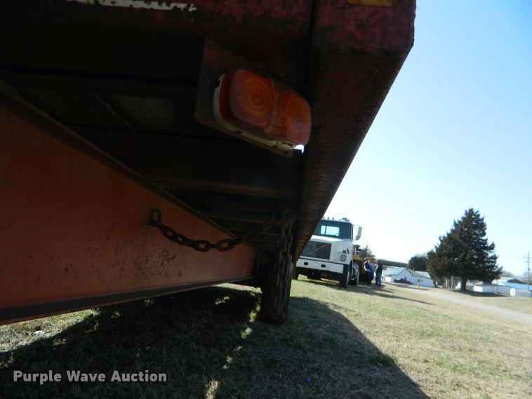 image for item DF4688 1993 Donahue 812-28 equipment trailer