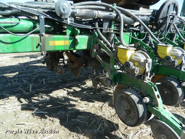image for item DF4699 2012 John Deere 1770NT  no-till planter