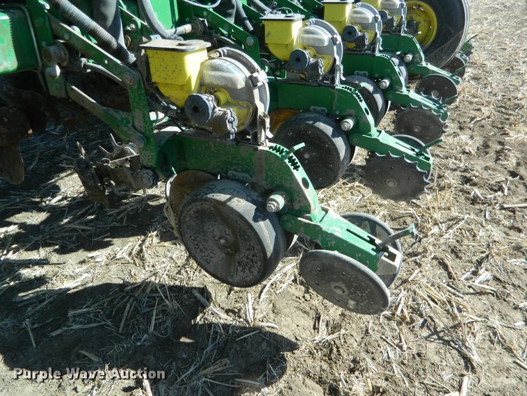 image for item DF4699 2012 John Deere 1770NT  no-till planter