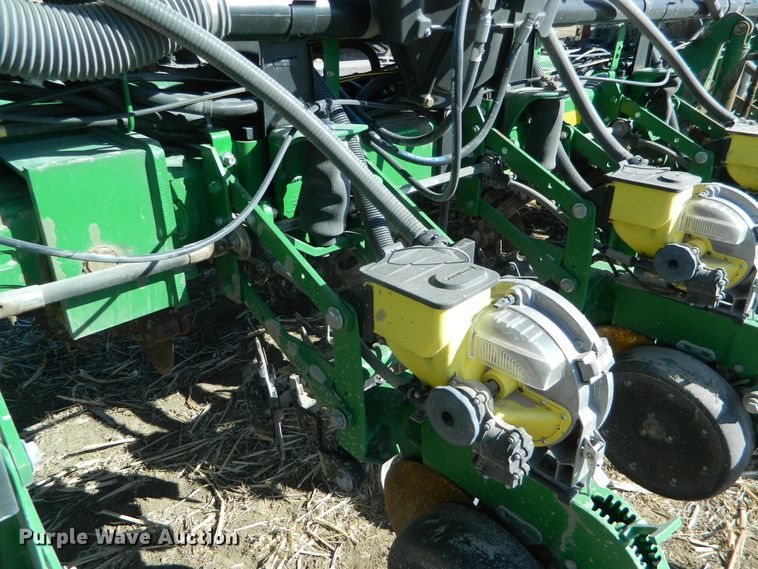 image for item DF4699 2012 John Deere 1770NT  no-till planter
