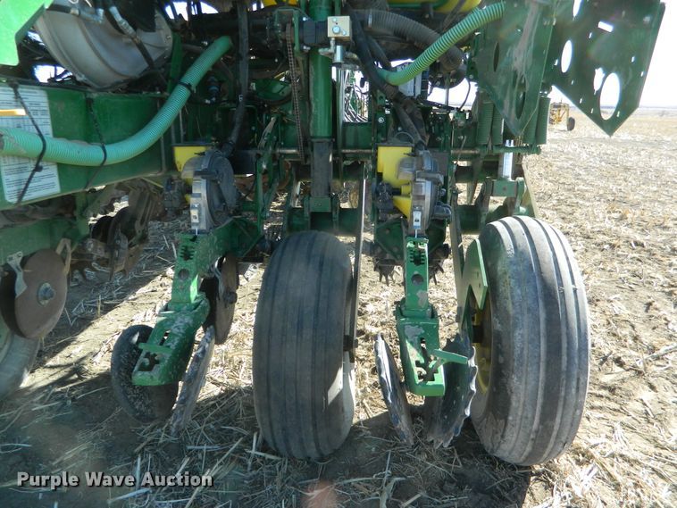 image for item DF4699 2012 John Deere 1770NT  no-till planter