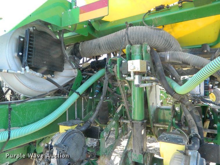 image for item DF4699 2012 John Deere 1770NT  no-till planter