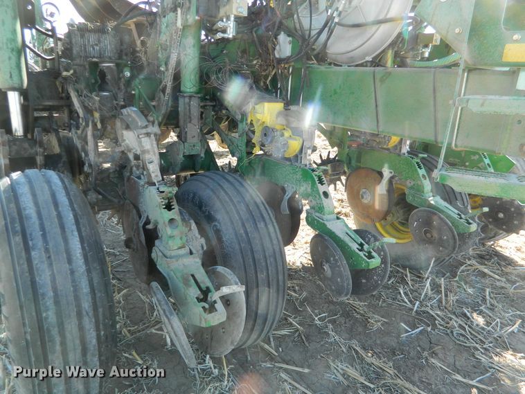 image for item DF4699 2012 John Deere 1770NT  no-till planter