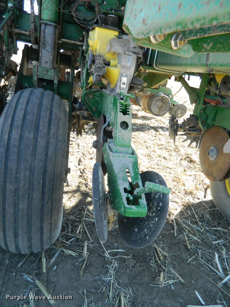image for item DF4699 2012 John Deere 1770NT  no-till planter