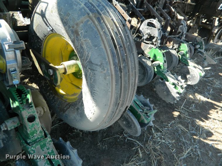 image for item DF4699 2012 John Deere 1770NT  no-till planter