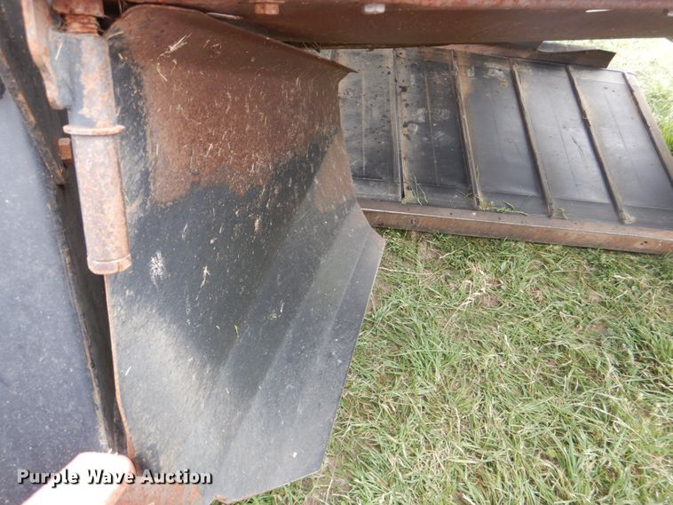 image for item DH5471 2013 MacDon M205  windrower