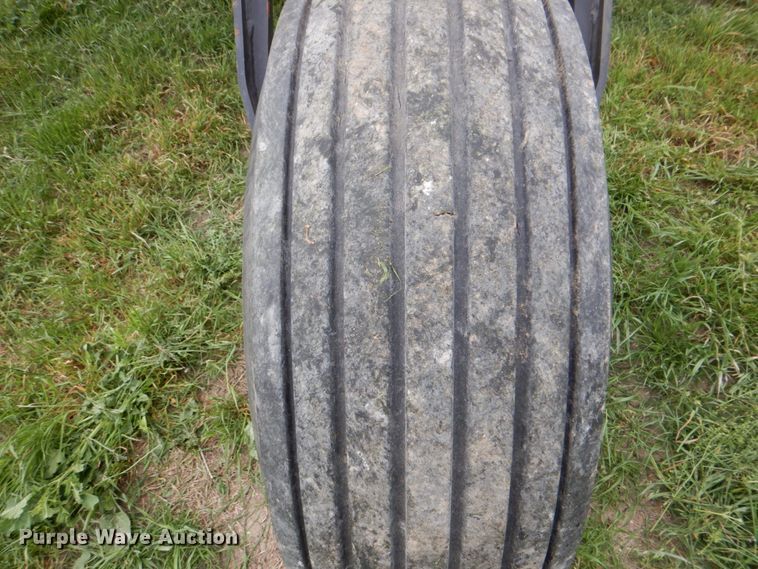 image for item DH5471 2013 MacDon M205  windrower