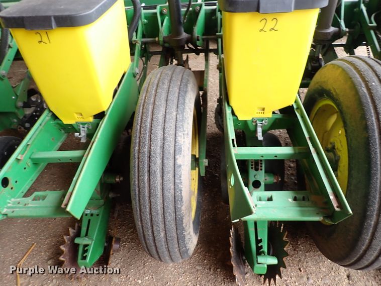 image for item DJ0234 John Deere 7200 Max Emerge 2  planter