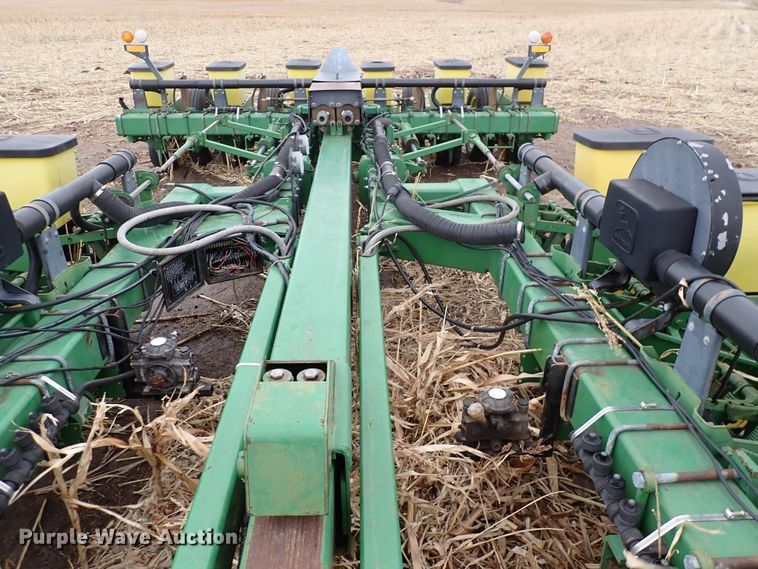 image for item DJ0240 John Deere 7200 Max Emerge 2  planter