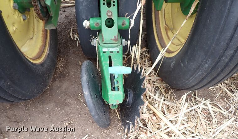 image for item DJ0240 John Deere 7200 Max Emerge 2  planter