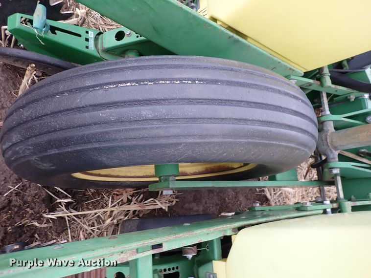 image for item DJ0240 John Deere 7200 Max Emerge 2  planter