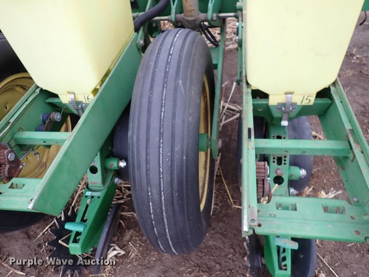 image for item DJ0240 John Deere 7200 Max Emerge 2  planter