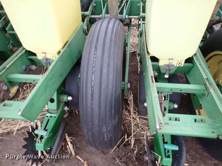 image for item DJ0240 John Deere 7200 Max Emerge 2  planter