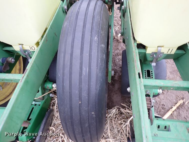 image for item DJ0240 John Deere 7200 Max Emerge 2  planter