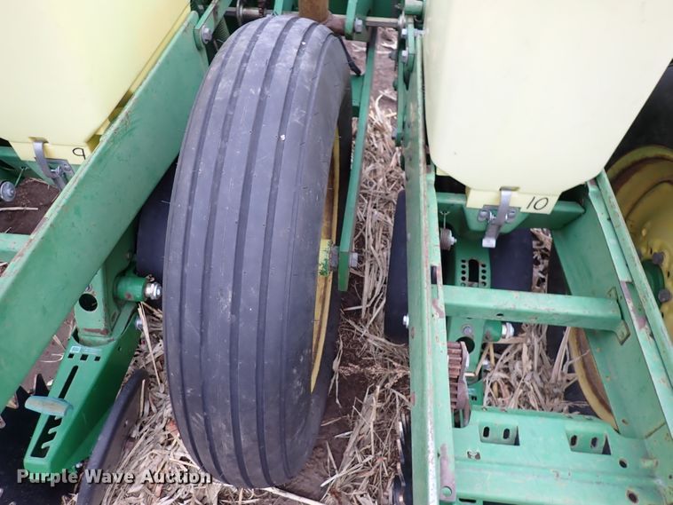 image for item DJ0240 John Deere 7200 Max Emerge 2  planter