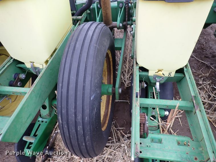 image for item DJ0240 John Deere 7200 Max Emerge 2  planter