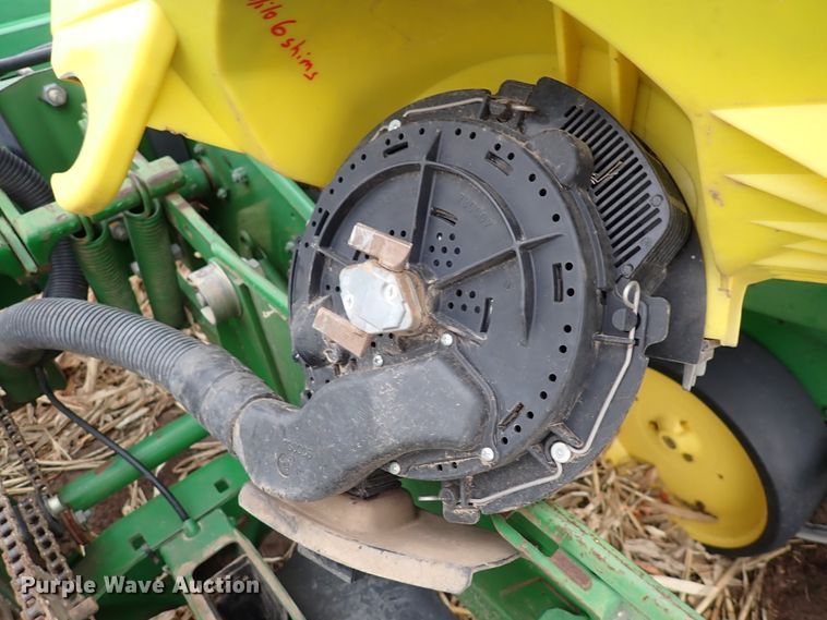image for item DJ0240 John Deere 7200 Max Emerge 2  planter