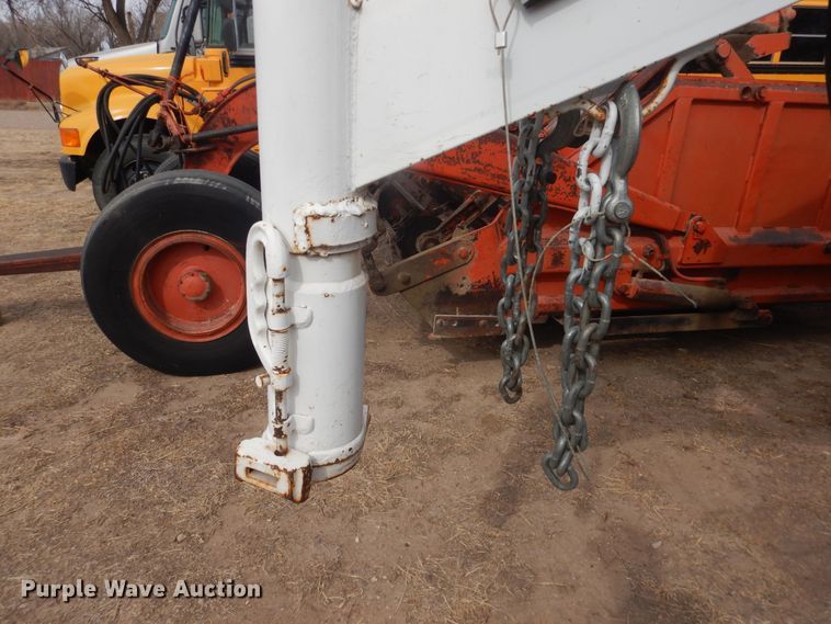 image for item DJ4979 2004 L-M livestock trailer