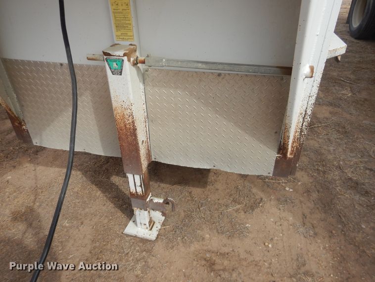 image for item DJ4979 2004 L-M livestock trailer