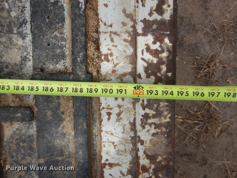 image for item DJ4979 2004 L-M livestock trailer