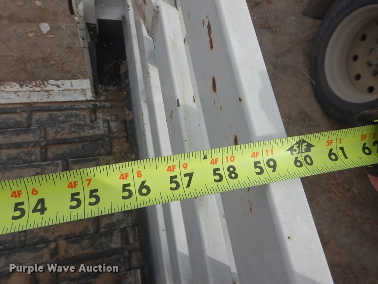 image for item DJ4979 2004 L-M livestock trailer