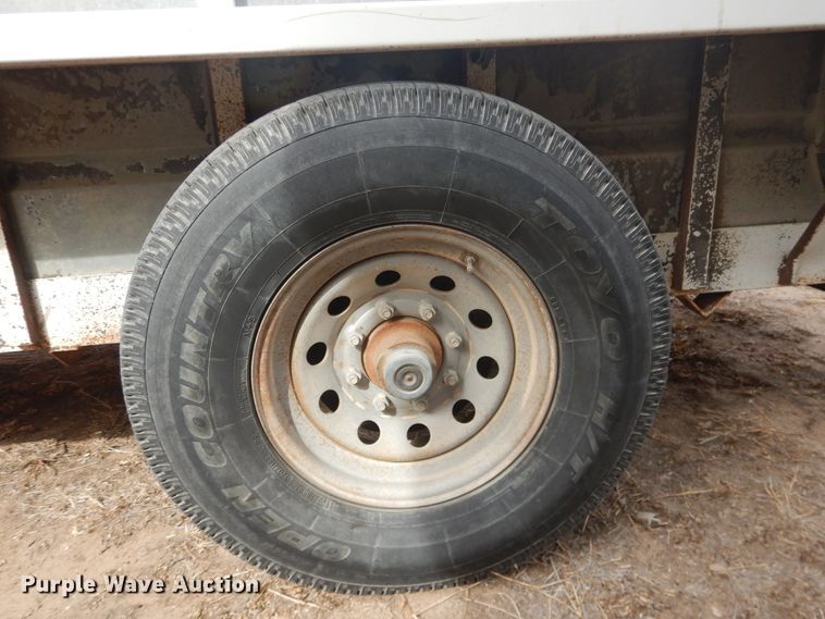 image for item DJ4979 2004 L-M livestock trailer