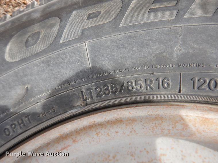 image for item DJ4979 2004 L-M livestock trailer